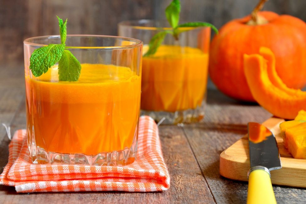 Avant de servir, le verre peut être garni d'une feuille de menthe ou de cannelle. Cela ajoutera quelques notes plus intéressantes au goût.