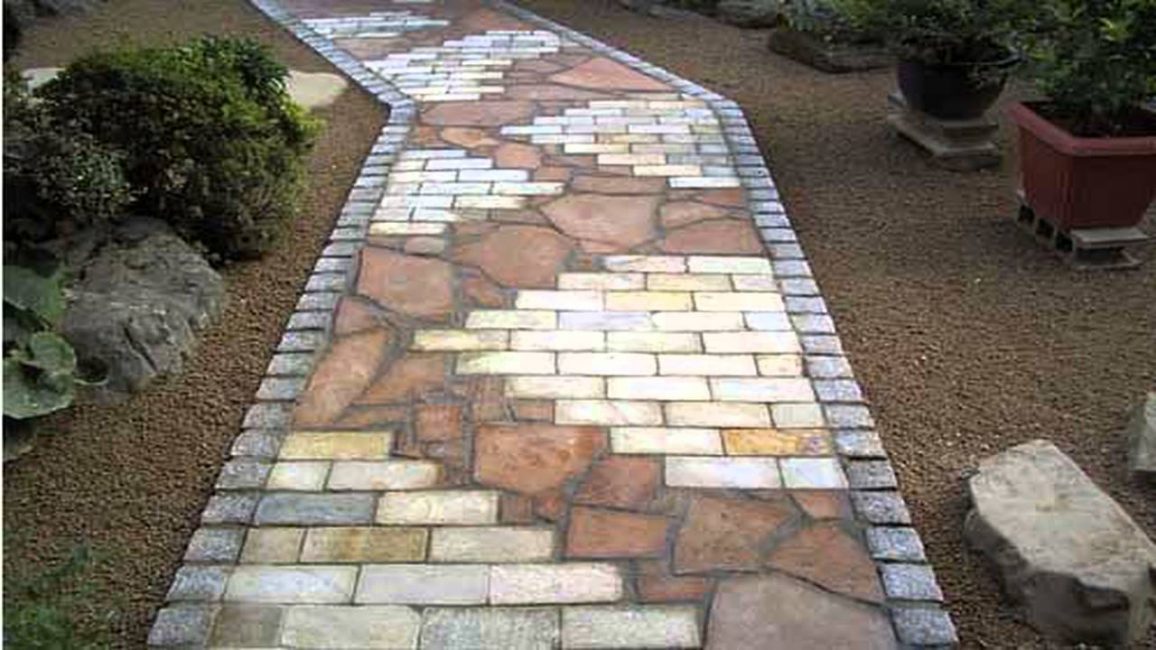 Maçonnerie combinée de briques, plaques de pierre naturelle, dalles de pavage