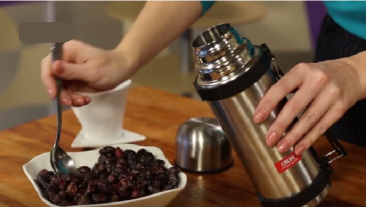 Verser les ingrédients secs avec deux litres d'eau bouillante dans un thermos, ou dans un bol recouvert d'une couverture.