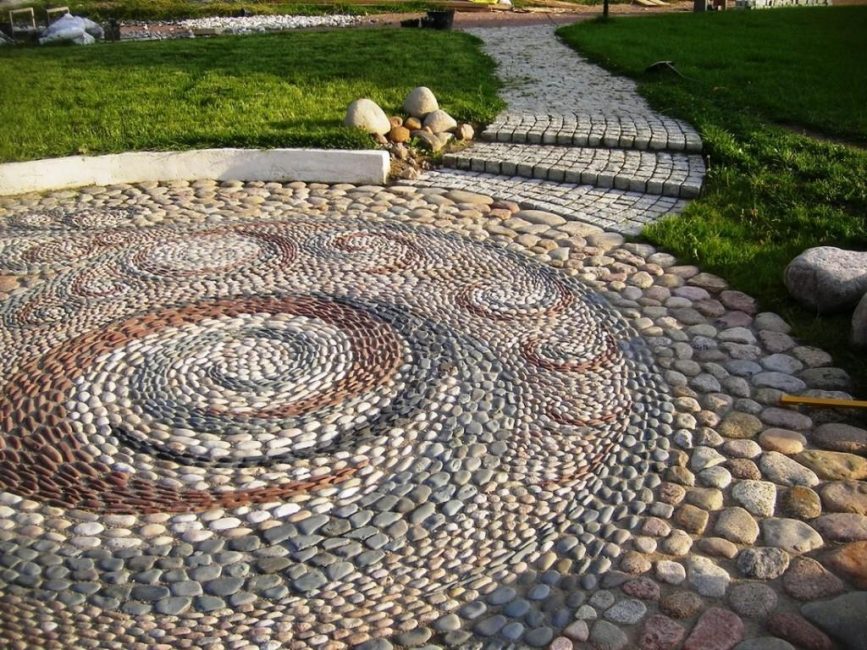 Maçonnerie design avec une mosaïque de gravier, pierre naturelle sur mortier de ciment