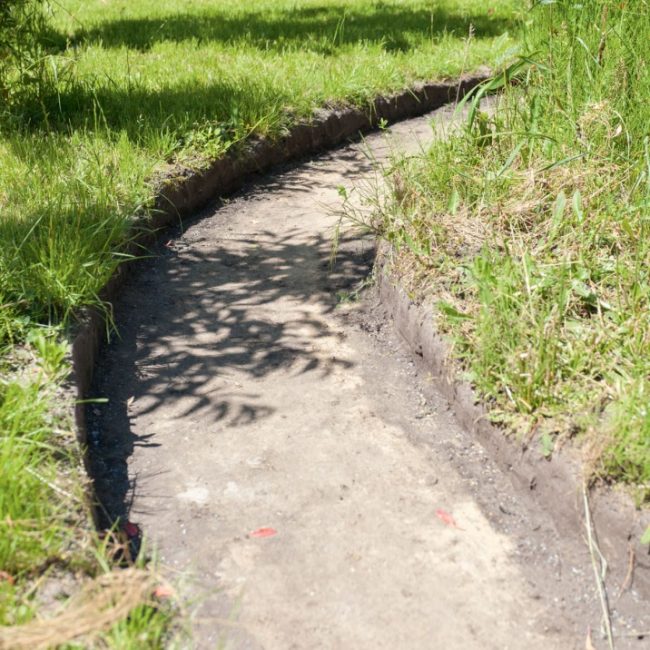Préparation de tranchée. Sa profondeur est calculée en fonction de la hauteur des coupes avec une marge de 6-7 cm.