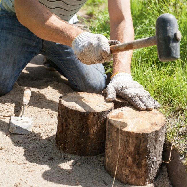 Les coupes à la scie sont installées dans la tranchée préparée, l'écart entre elles doit être minime. Il est important d'ajuster la hauteur de toutes les coupes afin que la surface du chemin soit exempte de saillies.