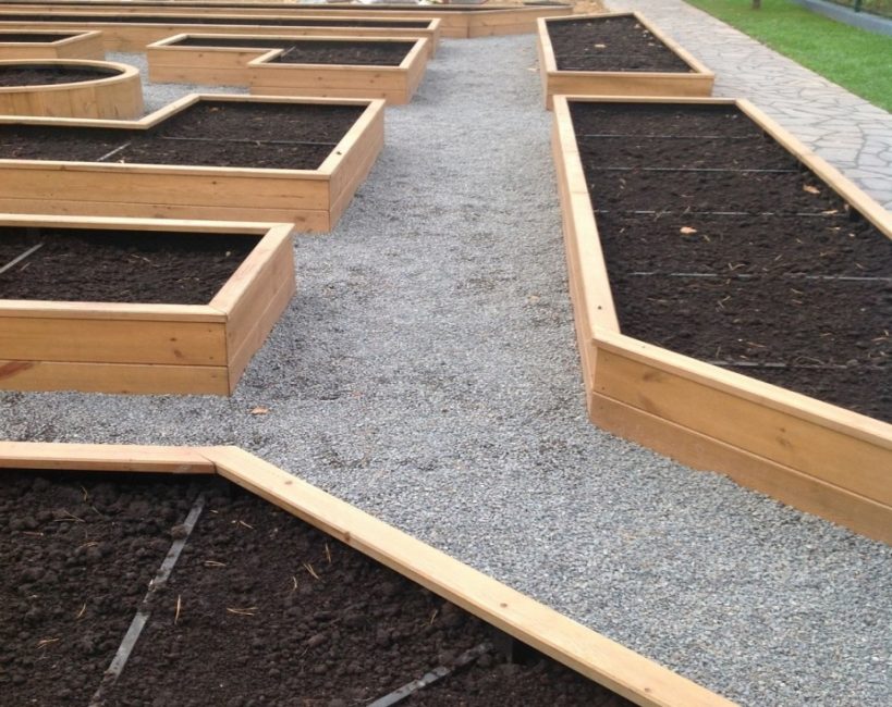 chemins de gravier entre les lits