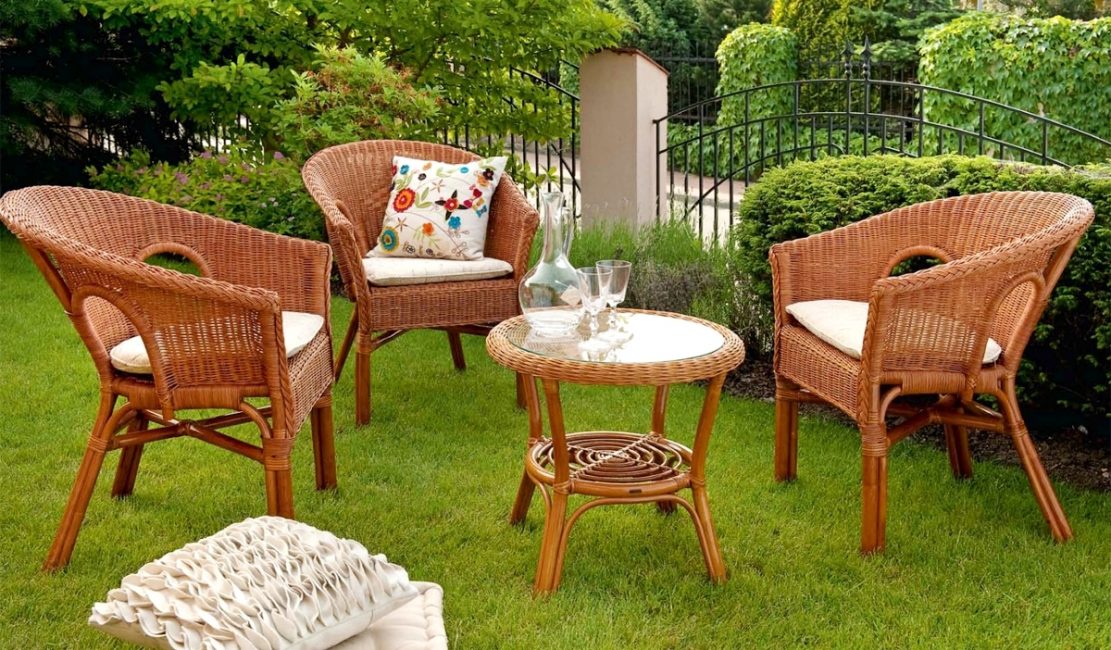 Mobilier de jardin sur la pelouse