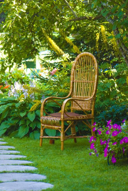 La pelouse mettra en valeur la beauté des meubles de jardin
