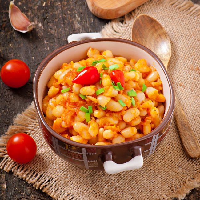 Plat prêt à l'emploi de haricots dans un orteil