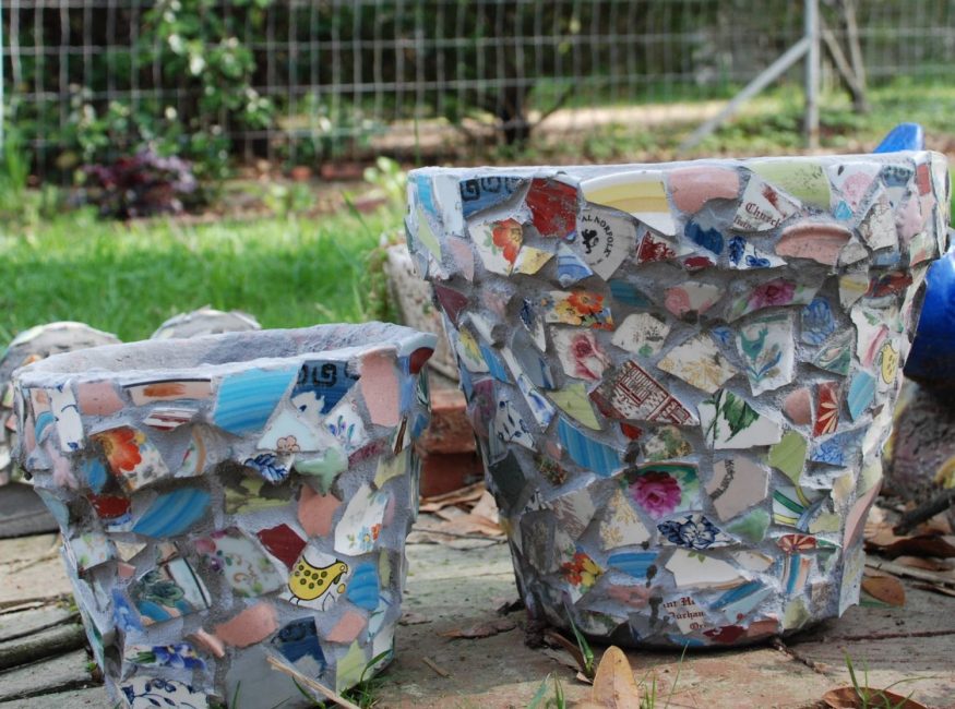 pots de fleurs recouverts de morceaux de plats cassés