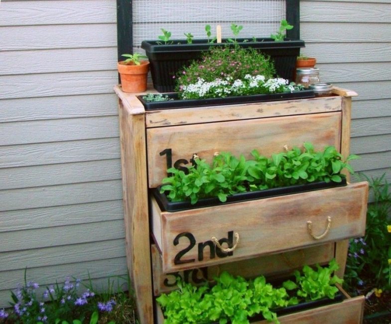 Une commode fleurie viendra rafraîchir le mur de la dépendance.