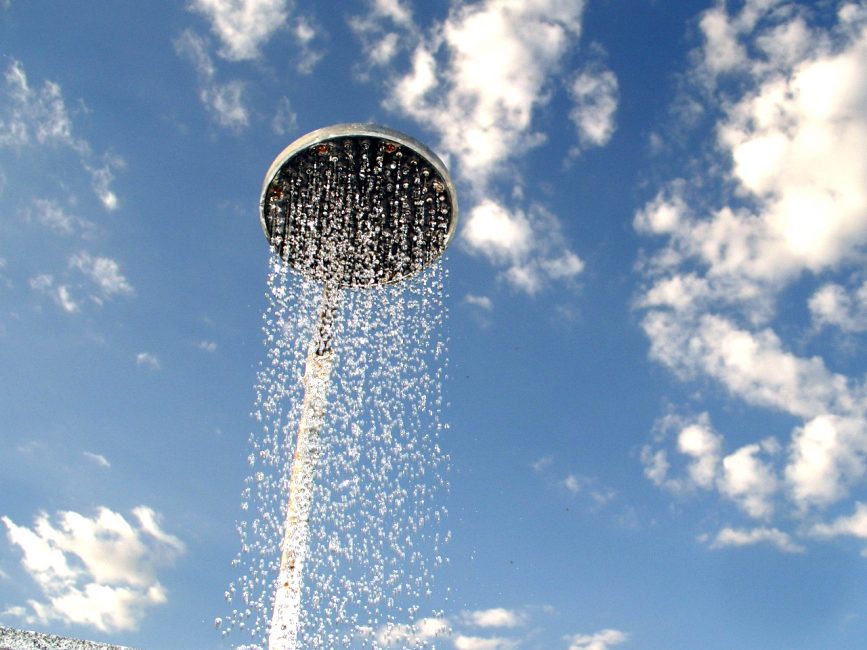 Une douche extérieure par temps chaud est juste une excellente idée.