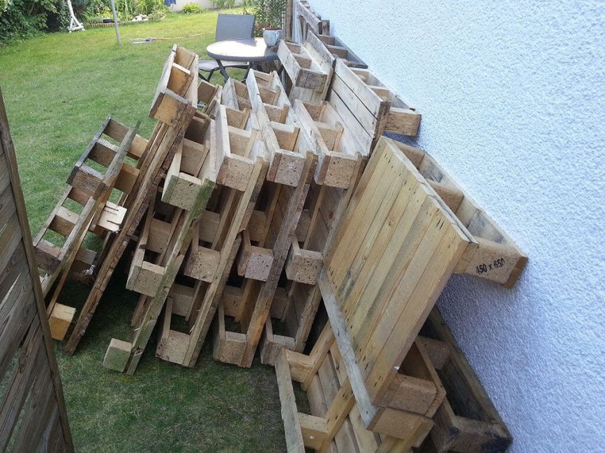 plusieurs palettes usagées