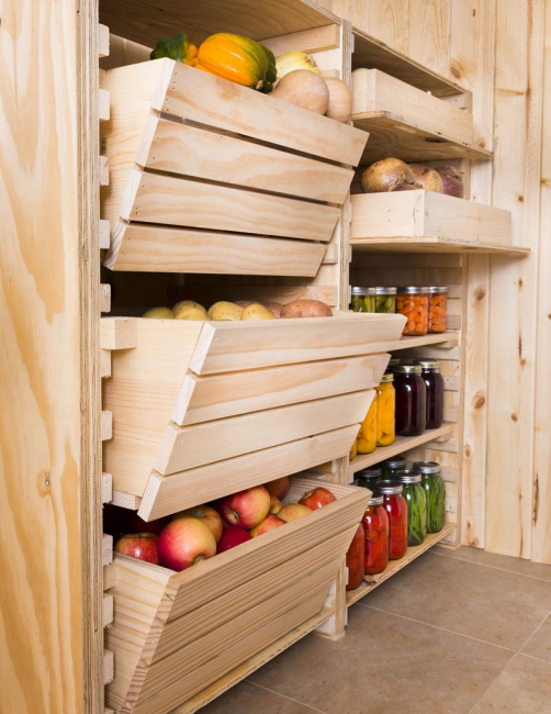 Si vous stockez la récolte dans la cave, assurez-vous de la sécheresse et du contrôle de la température dans la plage de 0 à 5 ° C.