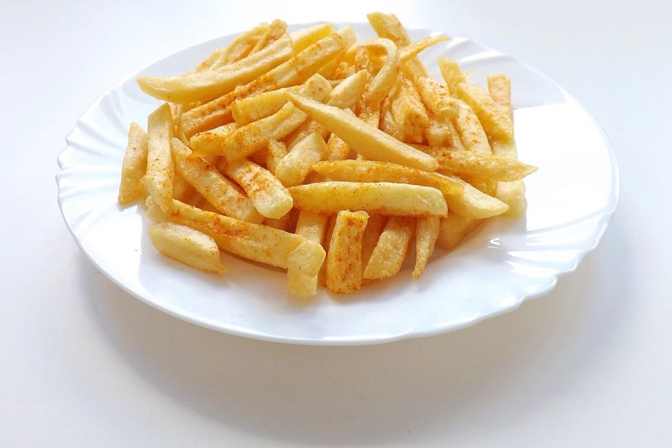 frites dans une assiette