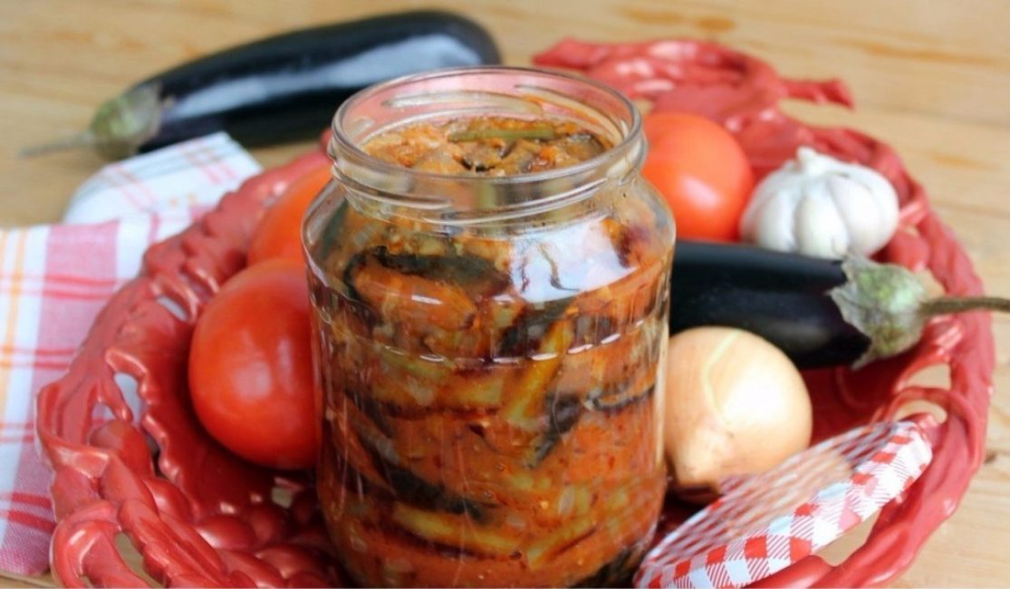 haricots aux aubergines dans un bocal