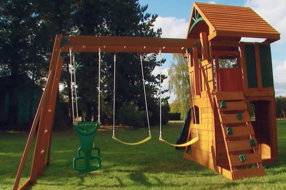 Trois balançoires et une maison