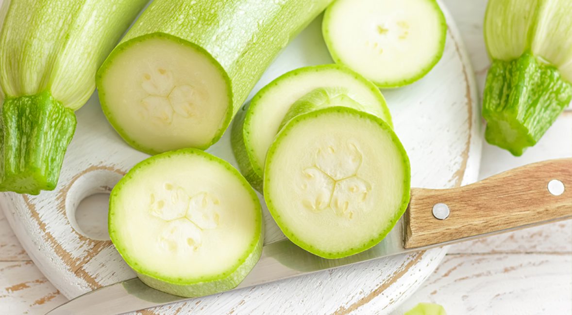 Préparation des processus culinaires: courgettes, soigneusement coupées en cercles