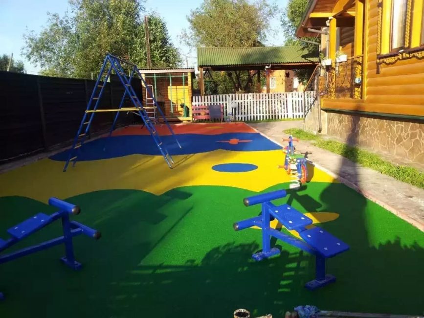 Pour les petits enfants, une aire de jeux est placée près de la maison.