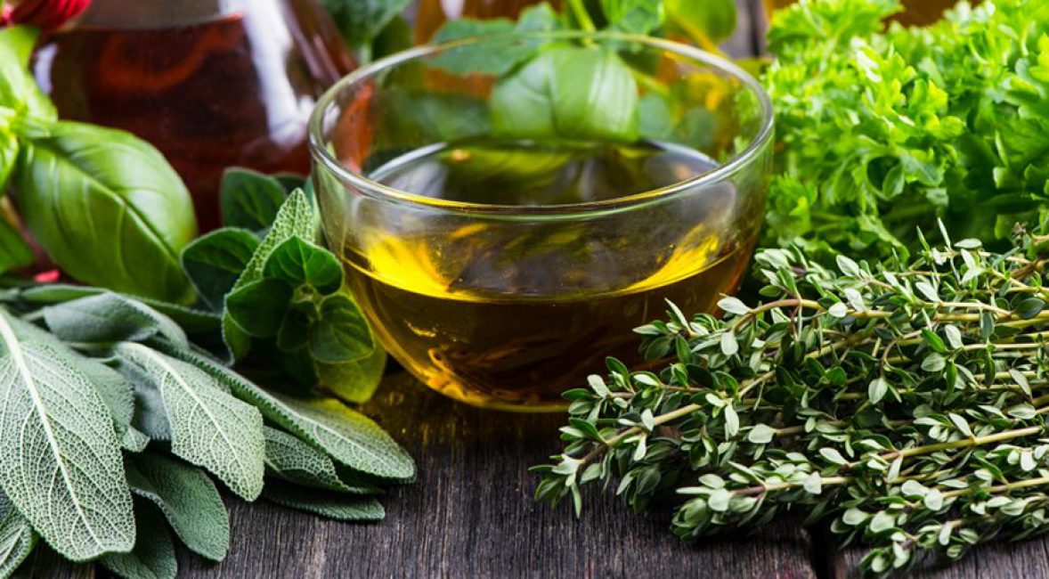 Huile d'olive entourée d'herbes italiennes : romarin, thym, origan.