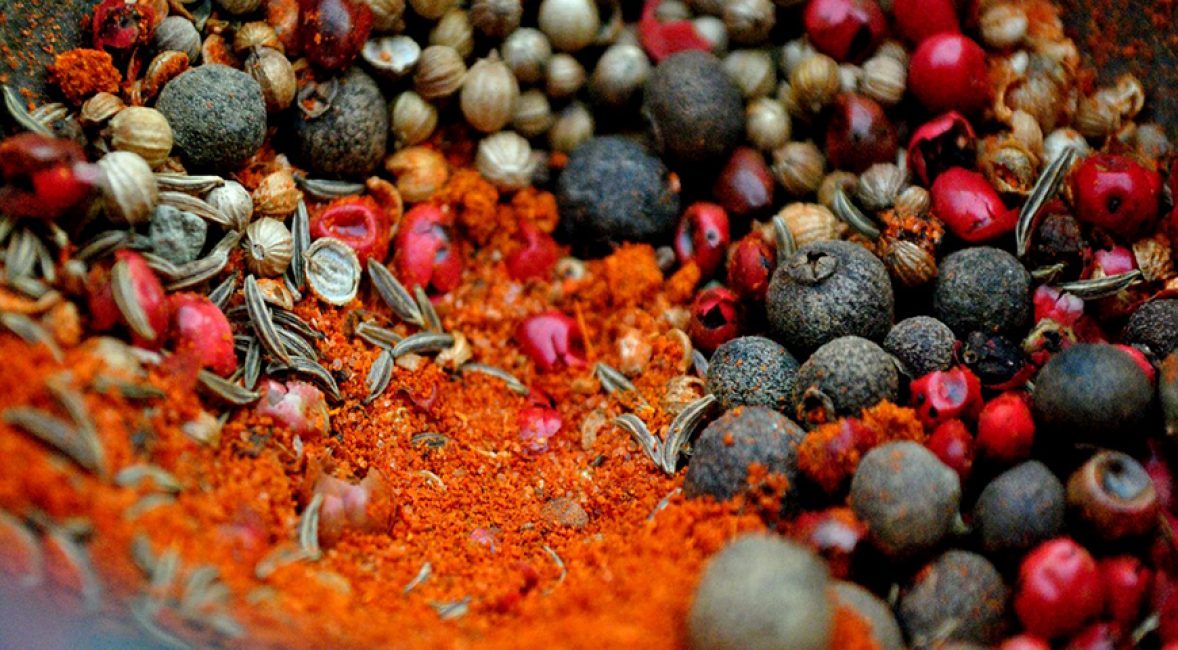 Poivre sous toutes ses formes : poudre piquante, gros grains de différentes couleurs.