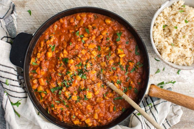 plat cuisiné de haricots dans une casserole