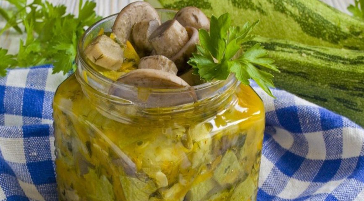 Un pot prêt à l'emploi avec une salade appétissante de délices aux champignons.
