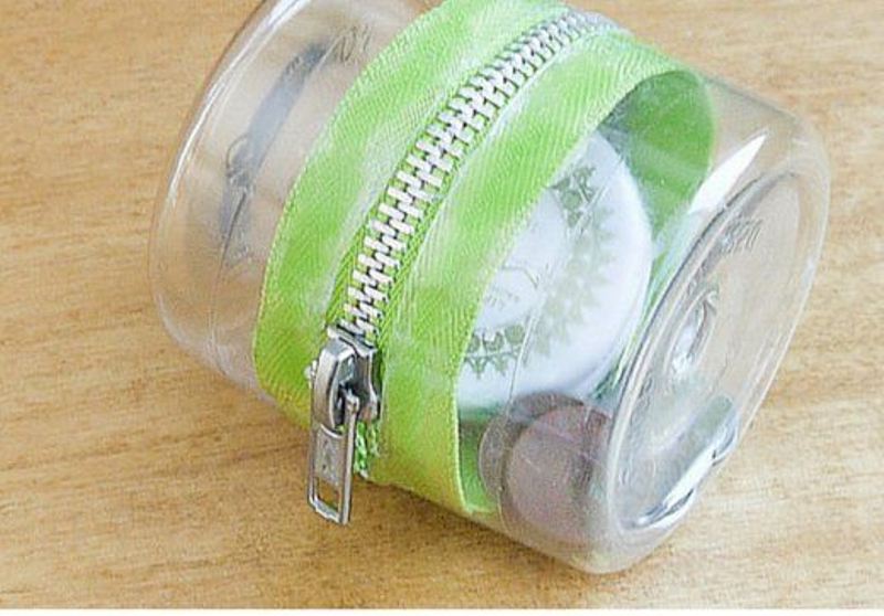 Prenez la peine de coudre une fermeture éclair à l'intérieur, et le couvre-bouteille est prêt !