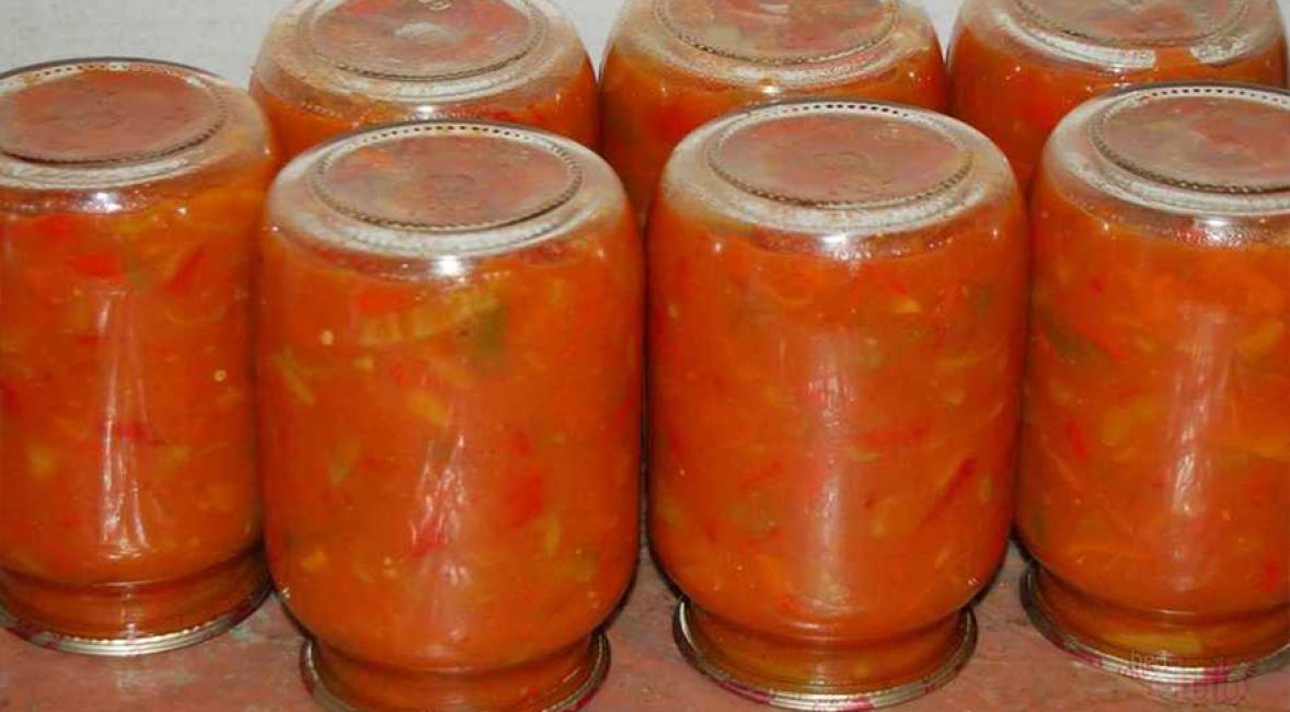 Bocaux de laitue dans la bonne position de refroidissement.