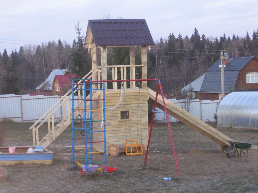 Combinaison balançoire et échelle