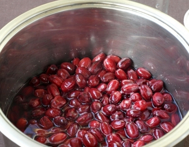 Baies de cornouiller prêtes à être pressées