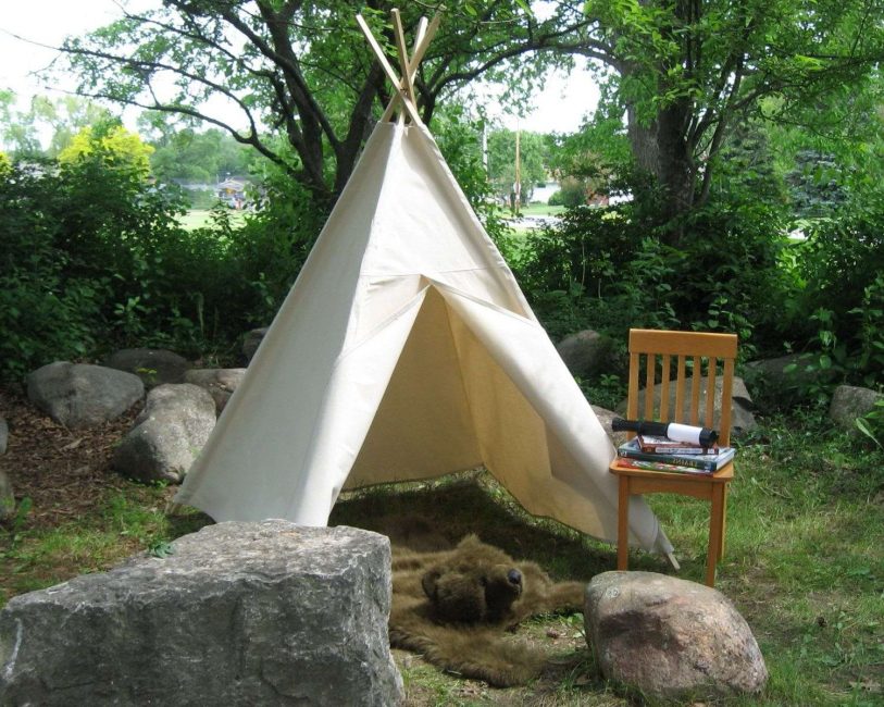 Une cabane pour les gars est très vite construite à partir de matériaux improvisés.