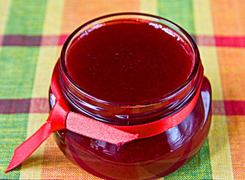 La gelée de cornouiller a une couleur riche