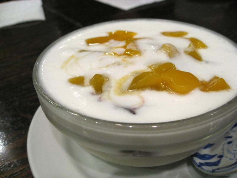 Des morceaux de fruits en conserve en gelée de lait ajouteront de la sophistication au plat