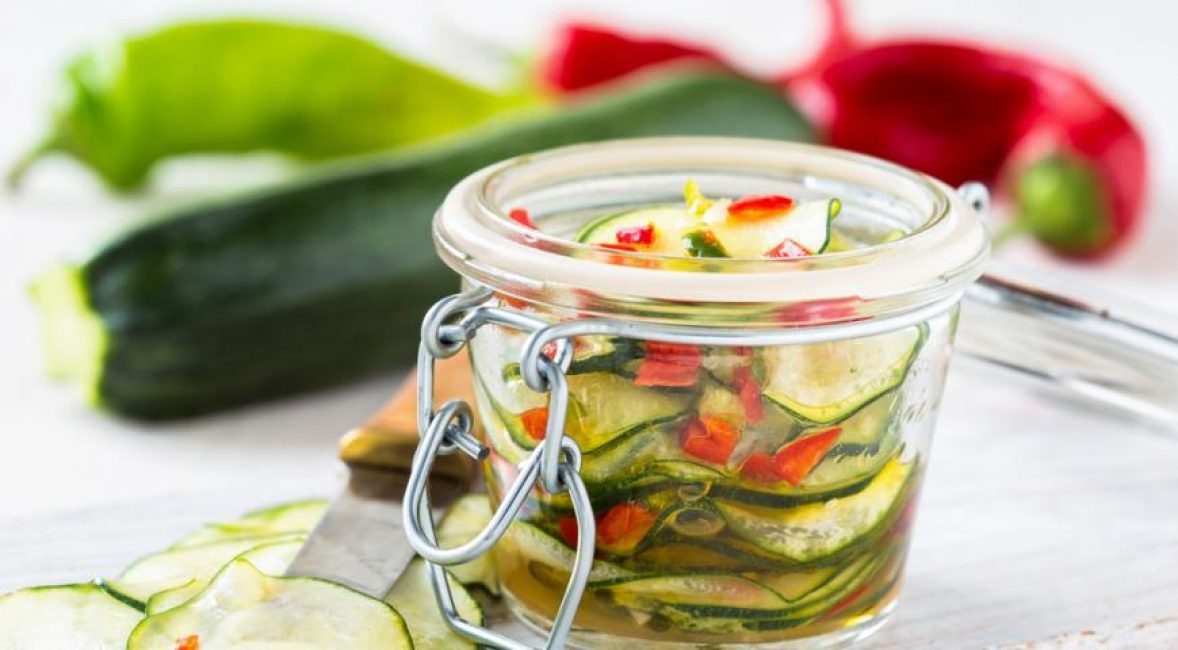 Des ingrédients brillants dans une marinade aux agrumes.