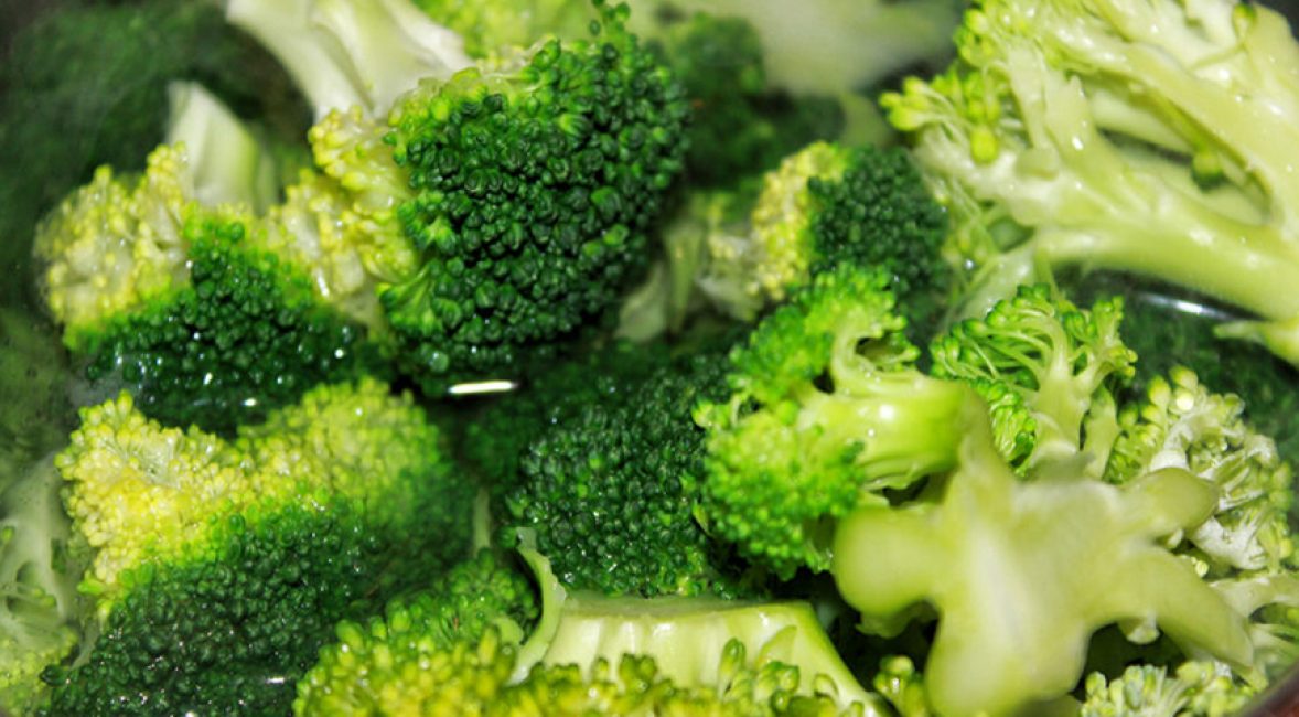 Brins de brocoli soignés en cours de cuisson