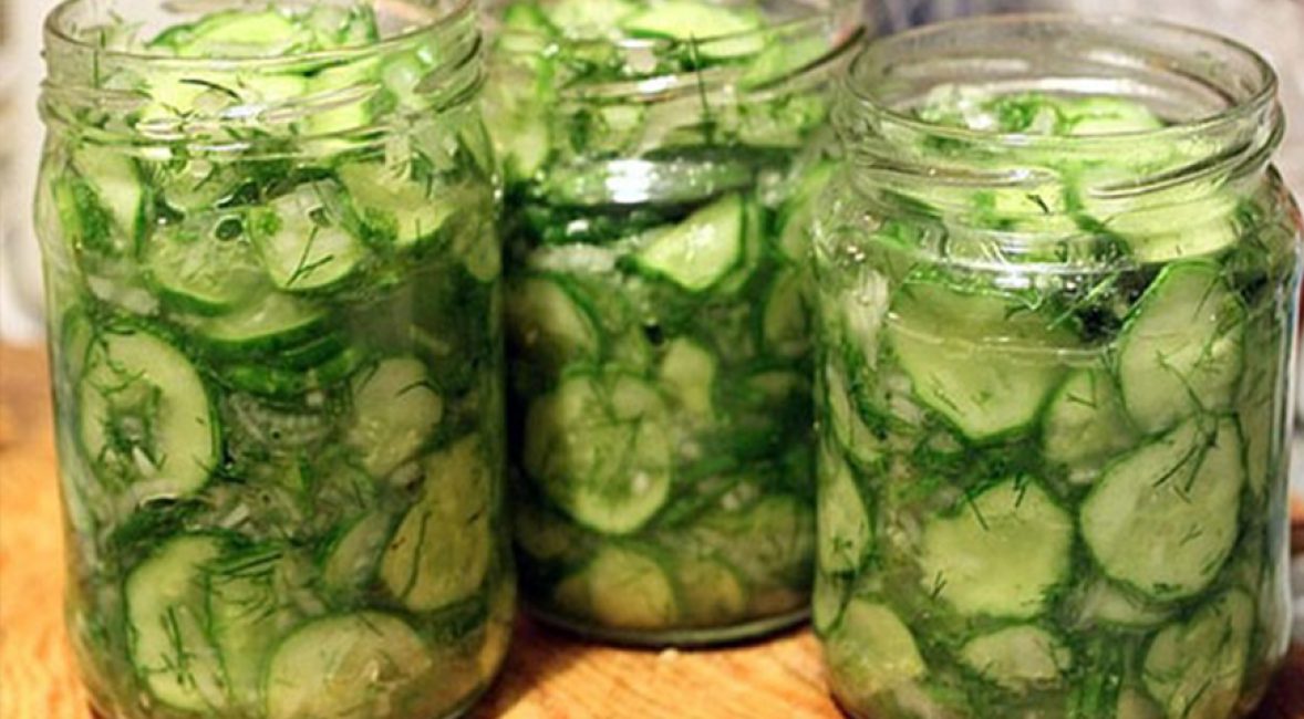 Un plat cuisiné de légumes verts généreusement saupoudré d'aneth et de persil.
