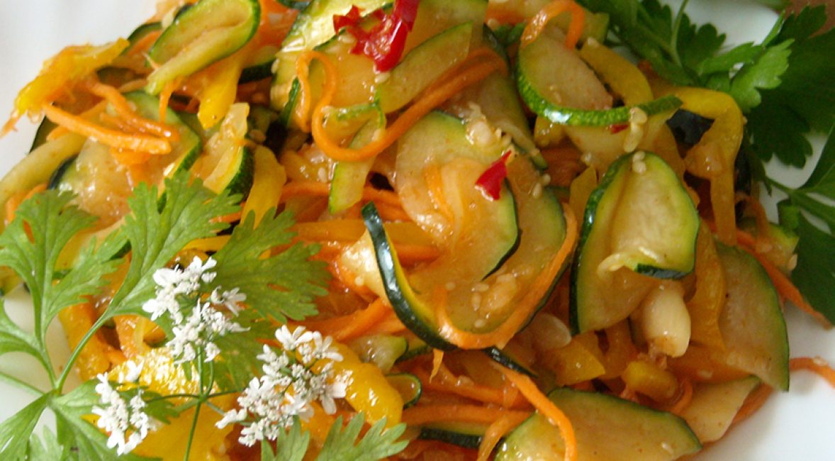 Plat prêt sur une assiette, des rondelles de courgettes soignées avec des carottes râpées comme collation appétissante.