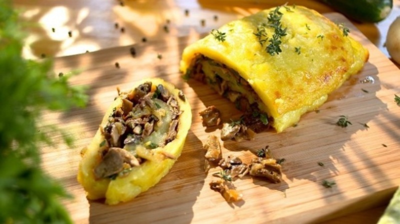 Le rouleau de pommes de terre est bon avec n'importe quelle garniture