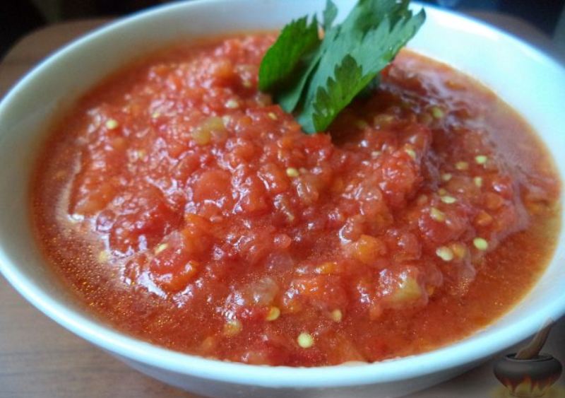 Adjika de pommes et tomates