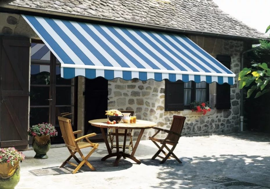 Auvent en acrylique, polyester et PVC