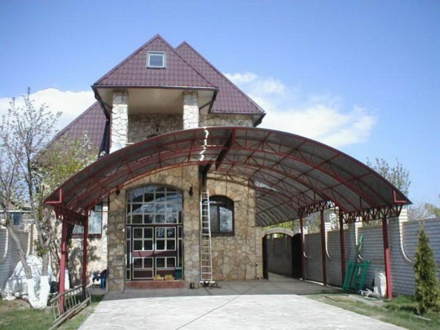 Le plafond voûté est capable de résister à de fortes rafales de vent, et la neige et la pluie ne s'y attardent pas.