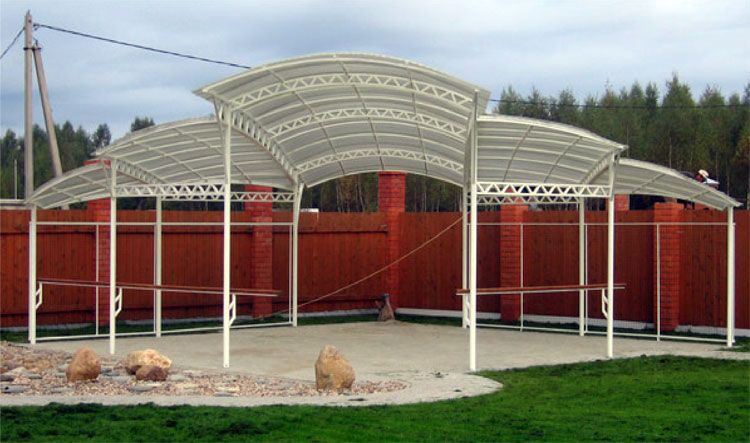 Les abris de forme complexe sont plus laborieux et coûteux à fabriquer, mais cela se justifie par l'originalité de la cour d'une propriété de campagne.