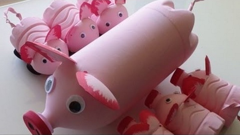 cochons de bouteille en plastique