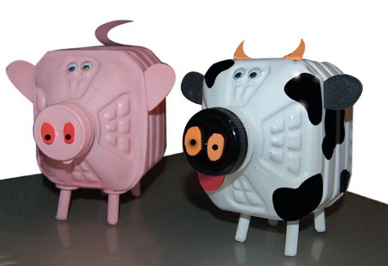 cochons de bouteille en plastique