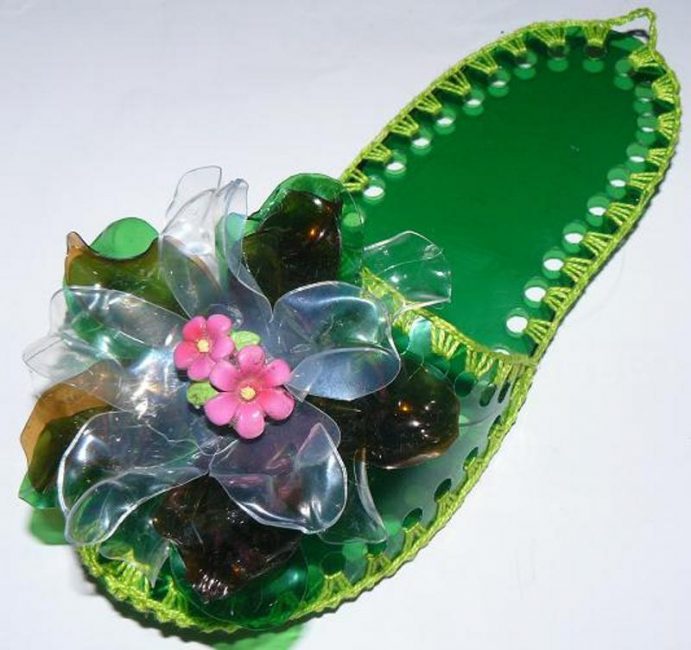 Chaussons avec une fleur faite de bouteilles en plastique