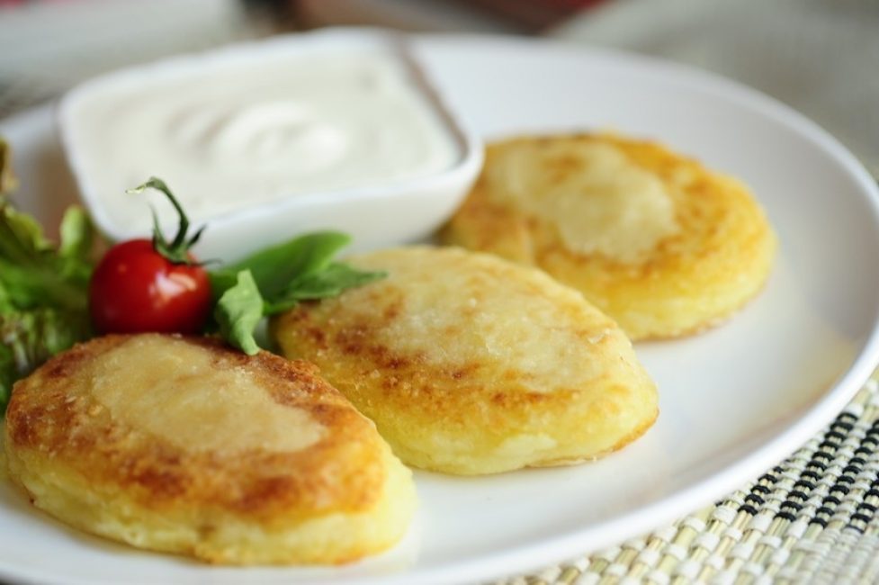 zrazy sur une assiette avec de la crème sure