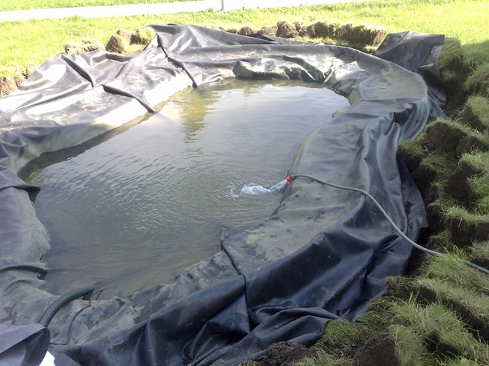 La taille du film doit être plus grande que la fosse, ses bords doivent dépasser des limites du réservoir artificiel.