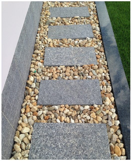 Passerelle en dalles de béton et galets