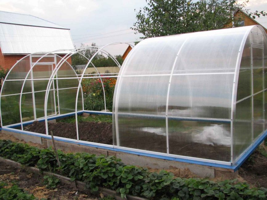 serre de tuyaux en pvc