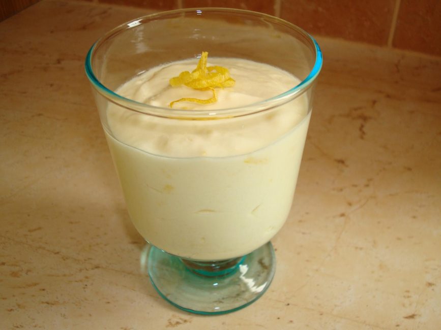 Mousse au citron garnie de zeste