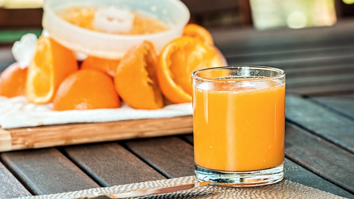 un verre de jus d'orange