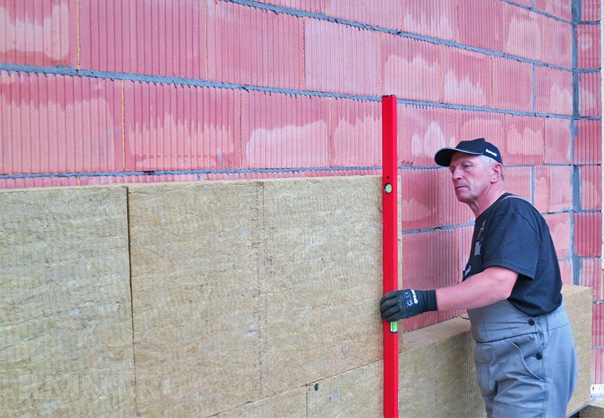 Isolation thermique de la façade avec des dalles de laine minérale